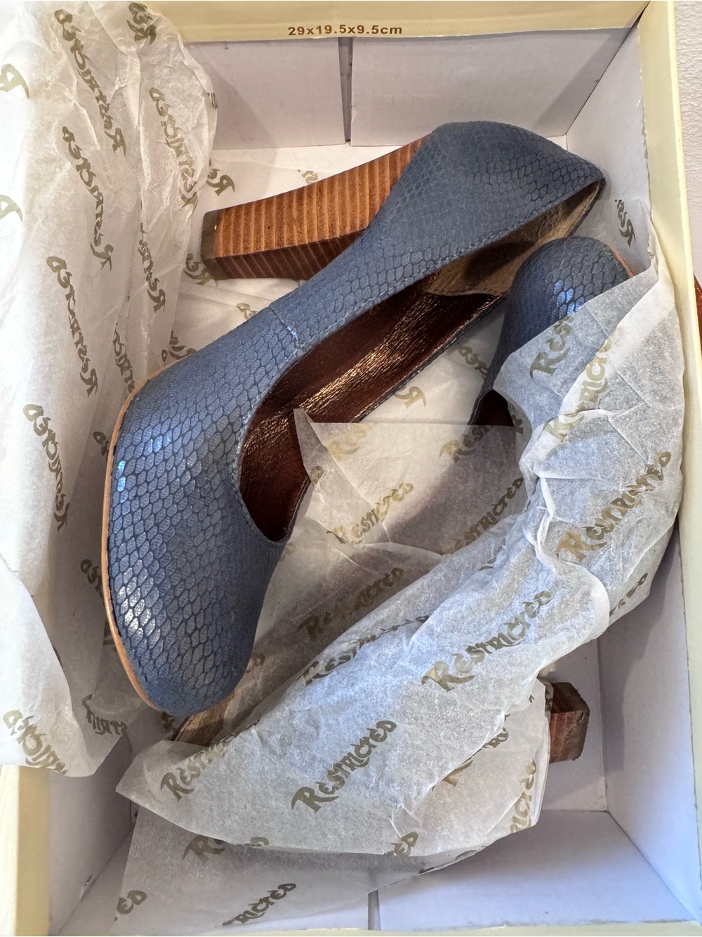 Blue Snakeskin stack heels 7.5 - Picture 4 of 5